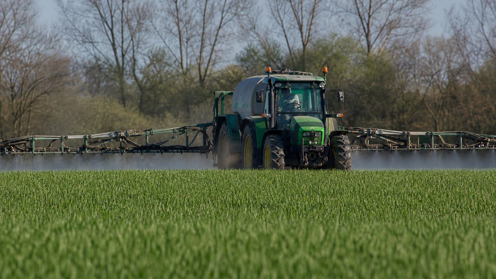 Agriculteur notant la dose et la parcelle juste après un traitement au pulvérisateur
